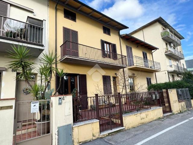 Villa Indipendente in vendita a Prato, Toscana