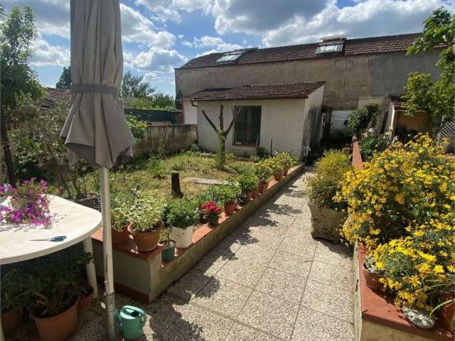 Villa Indipendente in vendita a Prato, Toscana