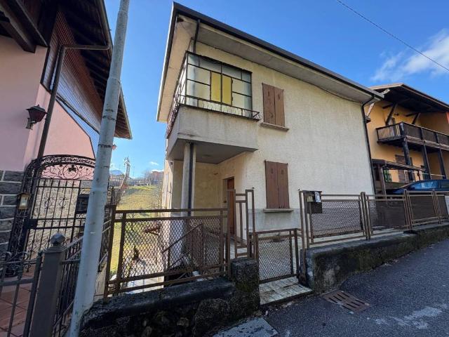 Villa Indipendente in vendita a Premolo, Lombardia