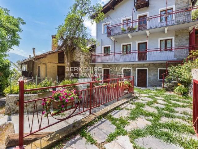 Villa Indipendente in vendita a Quart, Aosta
