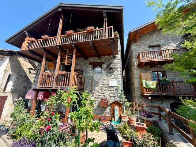 Villa Indipendente in vendita a Quart, Aosta
