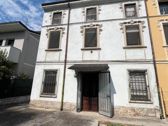 Villa Indipendente in vendita a Quistello, Lombardia