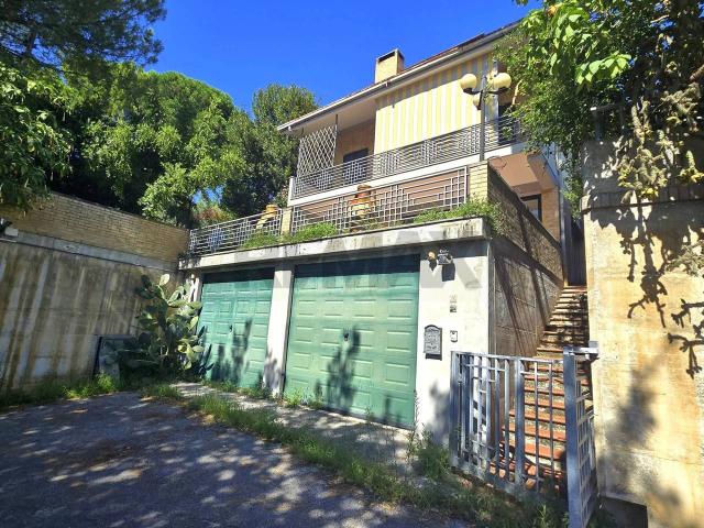 Villa Indipendente in vendita a Castelnuovo, Marche