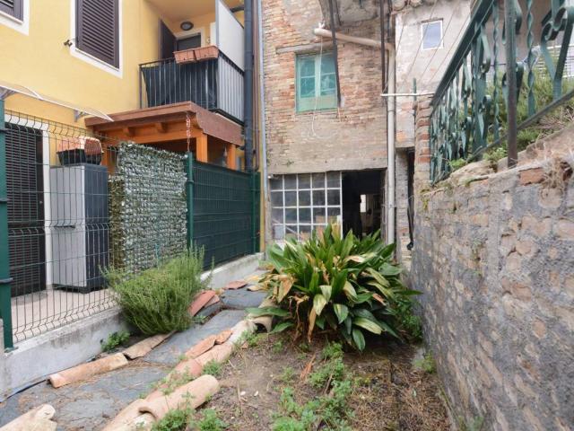 Villa Indipendente in vendita a Castelnuovo, Marche
