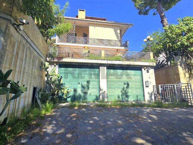 Villa Indipendente in vendita a Castelnuovo, Marche