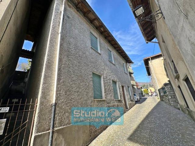 Villa Indipendente in vendita a Rezzago, Lombardia