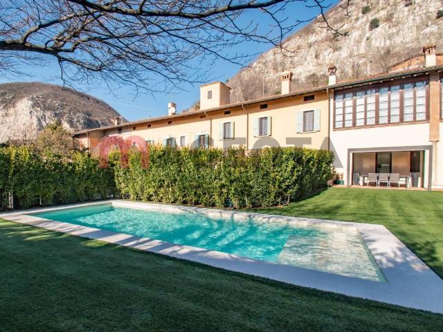 Villa Indipendente in vendita a Rezzato, Lombardia