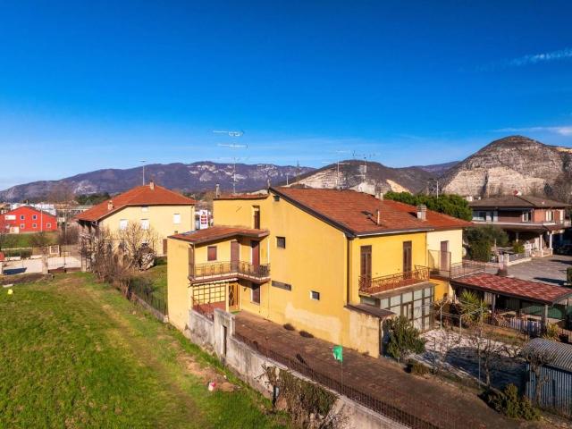 Villa Indipendente in vendita a Rezzato, Lombardia