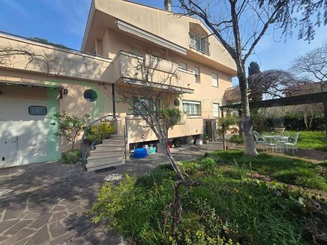 Villa Indipendente in vendita a Viserba Monte, Rimini