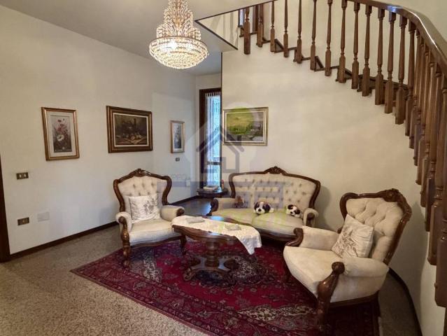 Villa Indipendente in vendita a Rivarolo Del Re, Lombardia