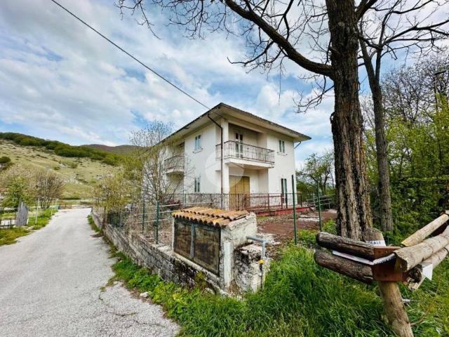 Villa Indipendente in vendita a Rocca Di Mezzo, Abruzzo