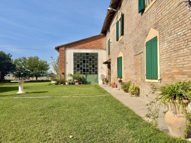 Villa Indipendente in vendita a Roccabianca, Parma