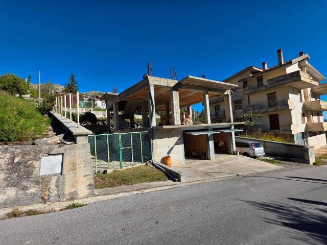 Villa Indipendente in vendita a Roccamandolfi, Molise