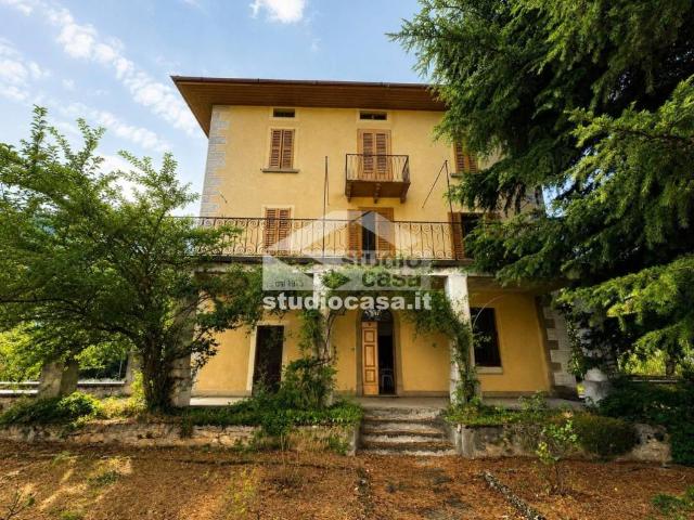 Villa Indipendente in vendita a Rogno, Lombardia