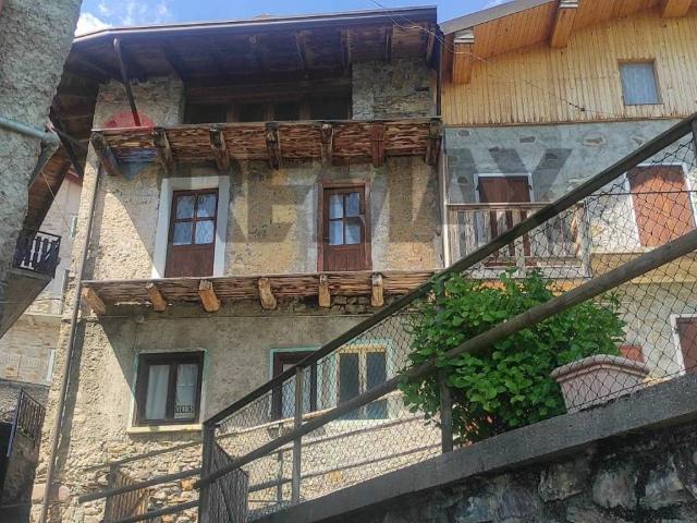 Villa Indipendente in vendita a Rogno, Lombardia