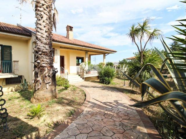 Villa Indipendente in vendita a Roseto Degli Abruzzi, Abruzzo