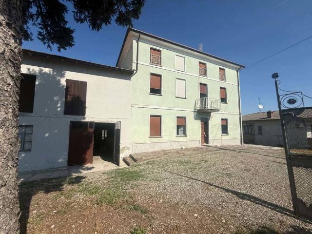 Villa Indipendente in vendita a Rovescala, Pavia