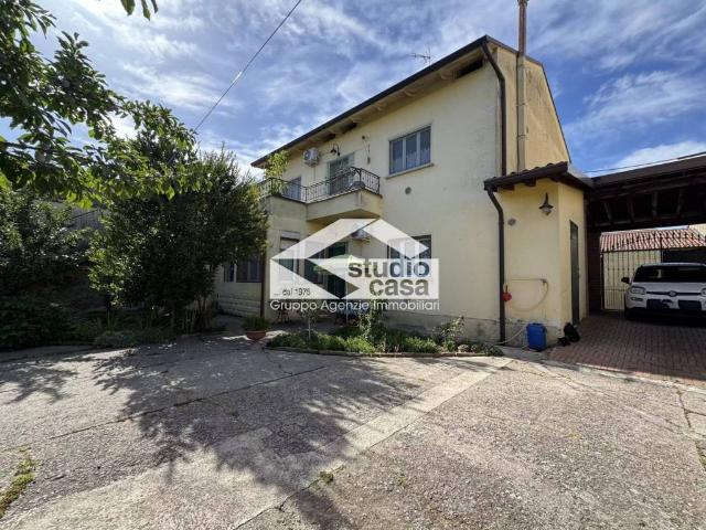 Villa Indipendente in vendita a Salvirola, Lombardia