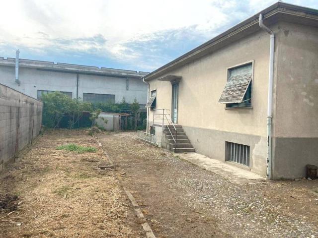 Villa Indipendente in vendita a Samarate, Lombardia
