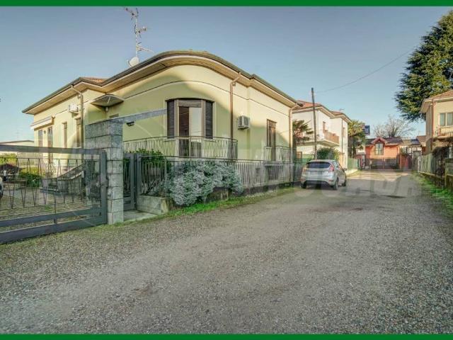 Villa Indipendente in vendita a Samarate, Lombardia