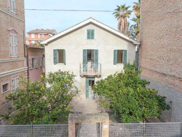 Villa Indipendente in vendita a Marina centro, Marche