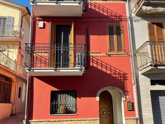 Villa Indipendente in vendita a Ponterotto, Marche