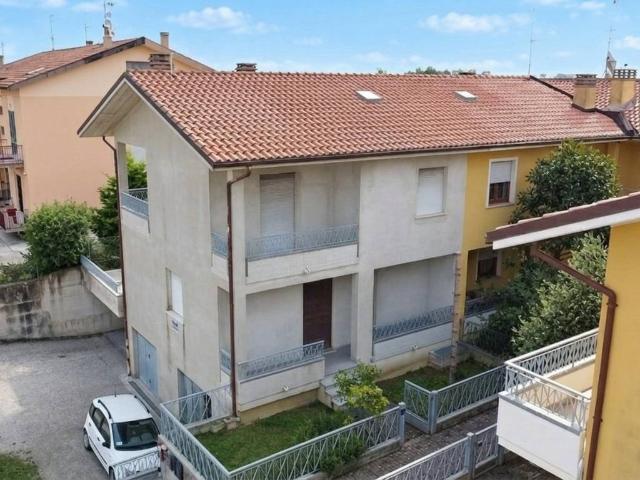 Villa Indipendente in vendita a San Fortunato, San Costanzo
