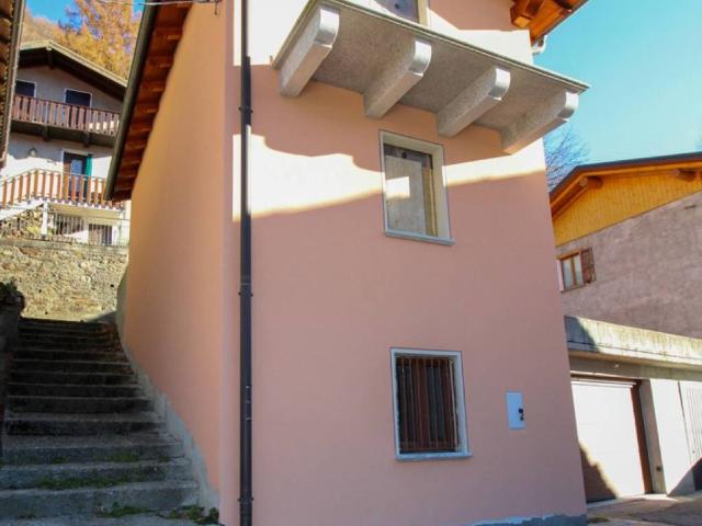 Villa Indipendente in vendita a San Nazzaro Val, Lombardia