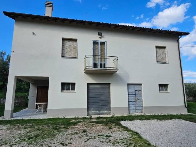 Villa Indipendente in vendita a Serrone, Marche