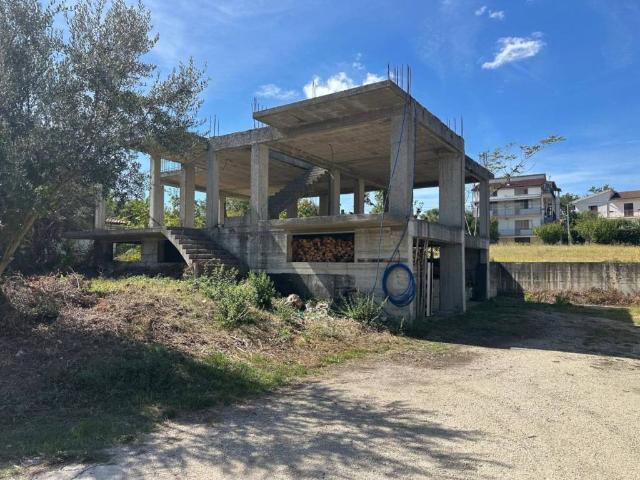 Villa Indipendente in vendita a Contrada Praziano, San Valentino in Abruzzo Citeriore