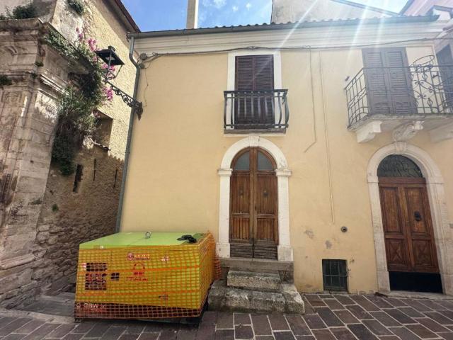 Villa Indipendente in vendita a San Valentino In Abruzzo, Abruzzo