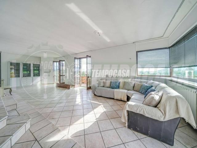 Villa Indipendente in vendita a Sangiano, Varese