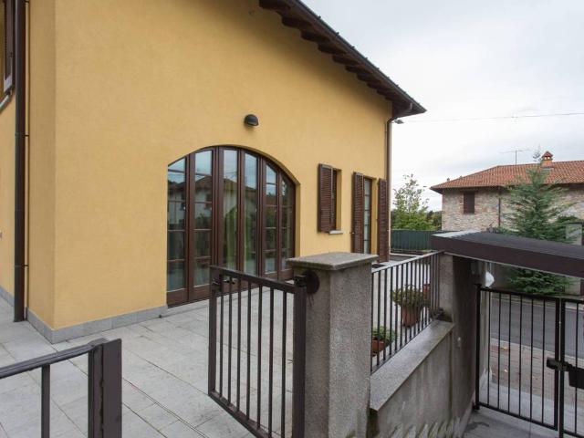 Villa Indipendente in vendita a Unione dei comuni del Medio Verbano, Sangiano