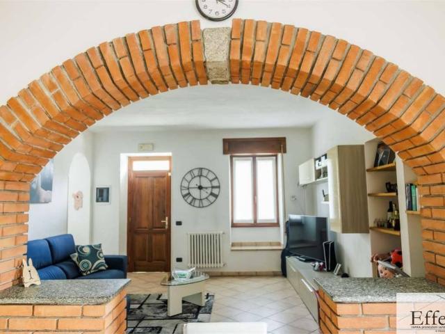 Villa Indipendente in vendita a Sangiano, Varese