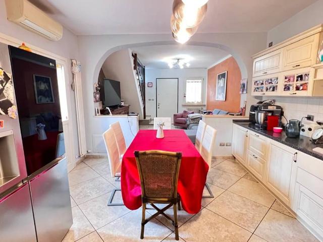 Villa Indipendente in vendita a Val d’Enza, Re