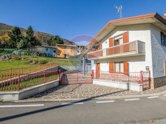 Villa Indipendente in vendita a Cà Quadre, Sant'omobono Imagna