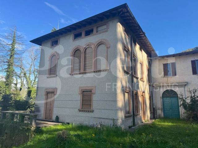 Villa Indipendente in vendita a Sant'omobono Imagna, Lombardia