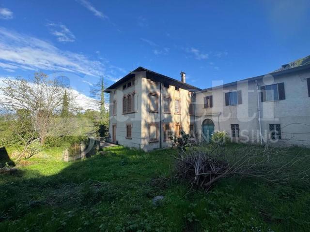 Villa Indipendente in vendita a Sant'omobono Imagna, Lombardia