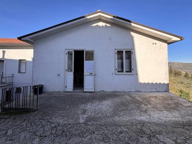 Villa Indipendente in vendita a Savignano Irpino, Campania