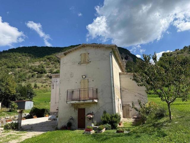 Villa Indipendente in vendita a Buotano, Cantiano