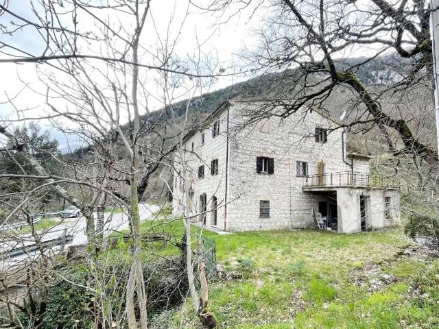 Villa Indipendente in vendita a Scheggia e Pascelupo, Umbria