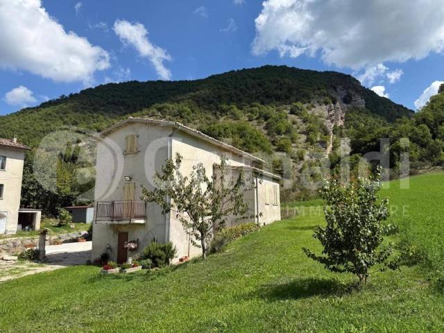 Villa Indipendente in vendita a Scheggia e Pascelupo, Cantiano