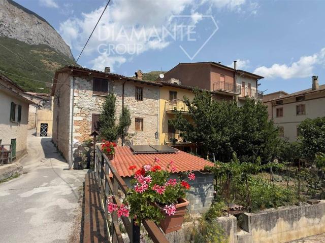 Villa Indipendente in vendita a Scheggia e Pascelupo, Isola Fossara