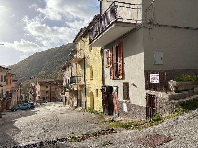 Villa Indipendente in vendita a Scheggia e Pascelupo, Isola Fossara