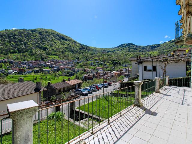 Villa Indipendente in vendita a Schignano, Lombardia