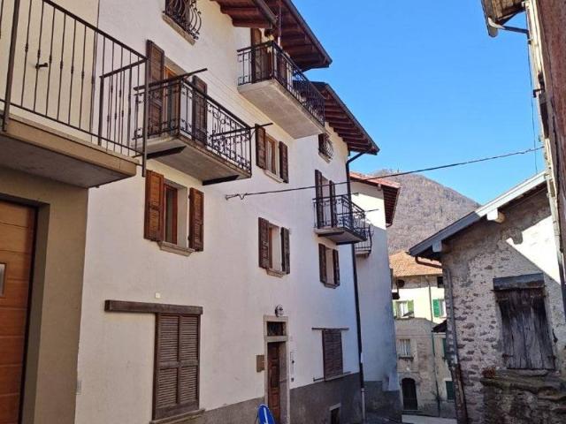 Villa Indipendente in vendita a Schignano, Lombardia
