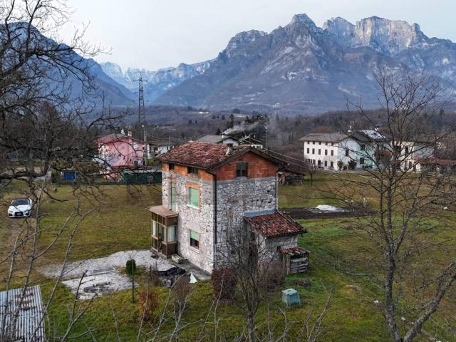 Villa Indipendente in vendita a Sedico, Veneto