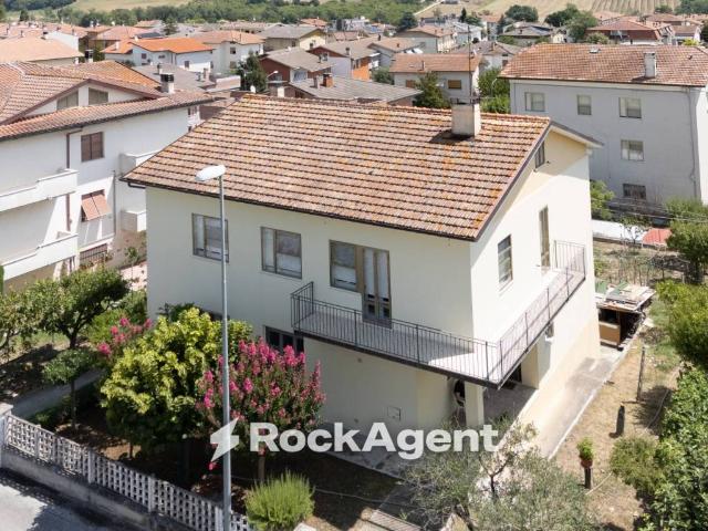 Villa Indipendente in vendita a Osteria, Serra de' Conti
