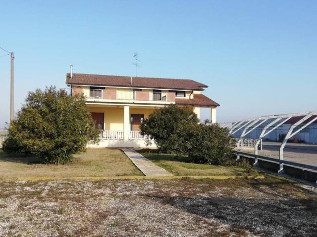 Villa Indipendente in vendita a Serravalle Po, Lombardia