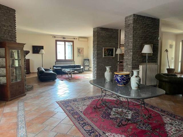 Villa Indipendente in vendita a Silvano Pietra, Lombardia